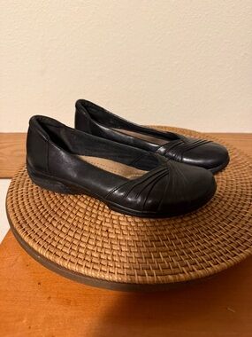 Earth Origins Black Slip-On Pleated Ballet Flats
